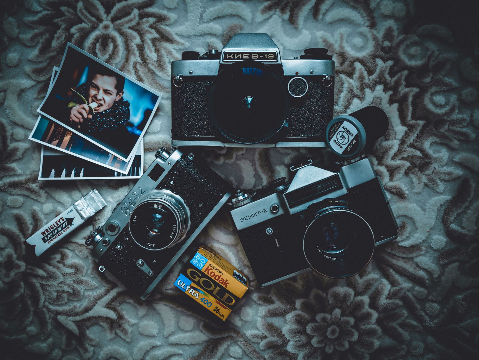 カメラとフィルムとプリントした写真